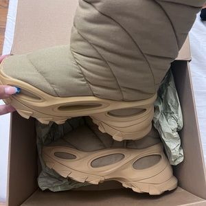YEEZY NSLTD BOOT SIZE 6
